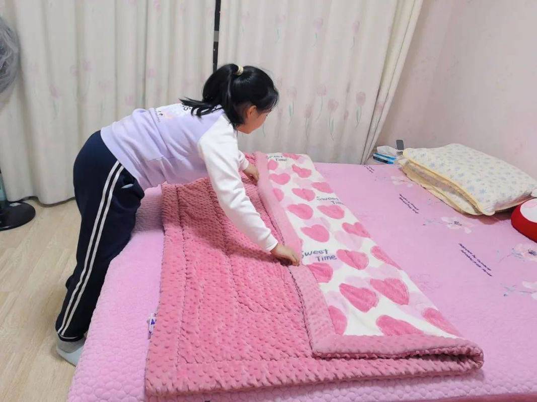 小学劳动作业家长群晒拍叠被子截图