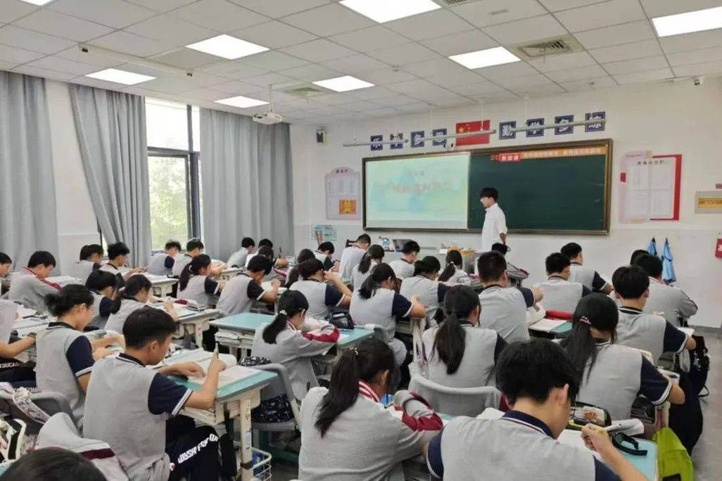 新高考高中生选课走班课堂场景