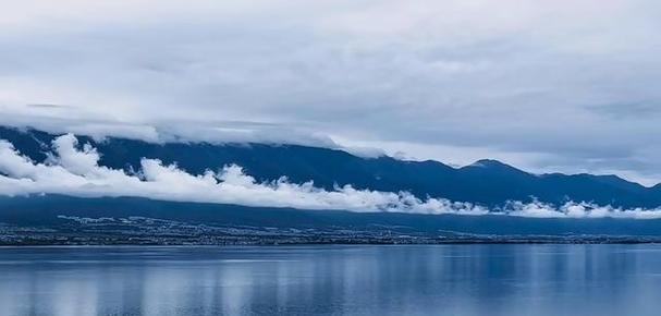 大理苍山洱海雨后玉带云观景图