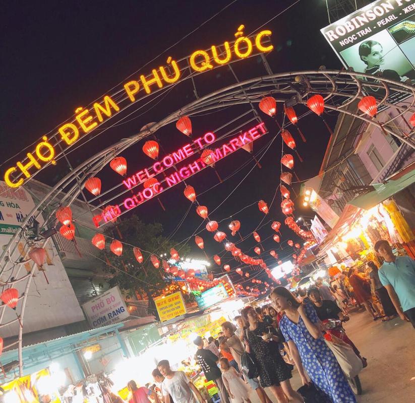 越南夜市街头本地饮品售卖场景