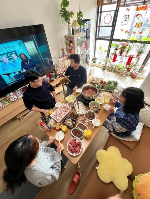 晨起客厅餐桌喝温白开场景图