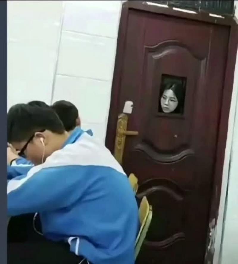 中学课堂上学生低头躲避老师视线的真实场景