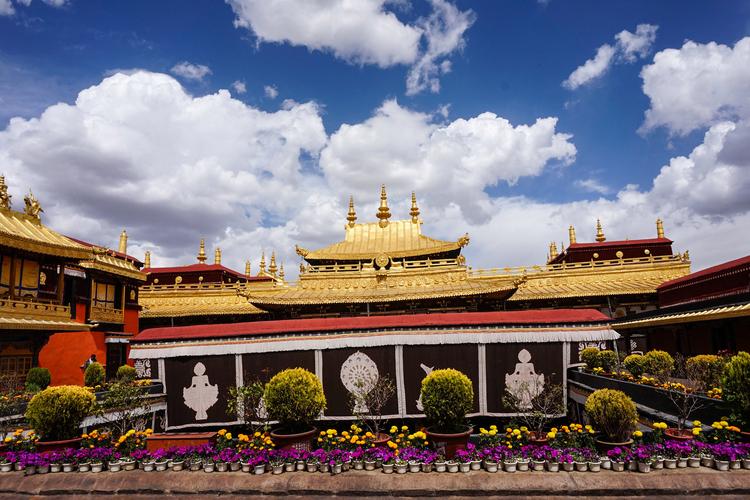 西藏拉萨大昭寺主殿金顶远景