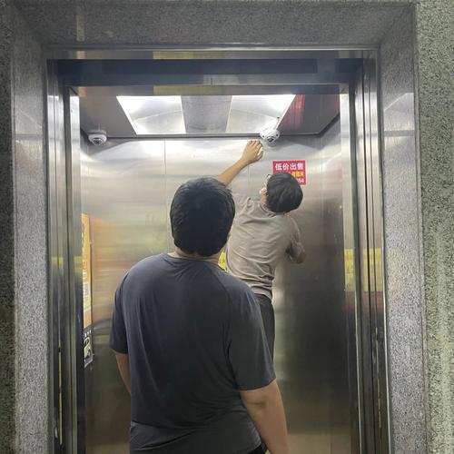 小区业主协商电梯维修费用现场