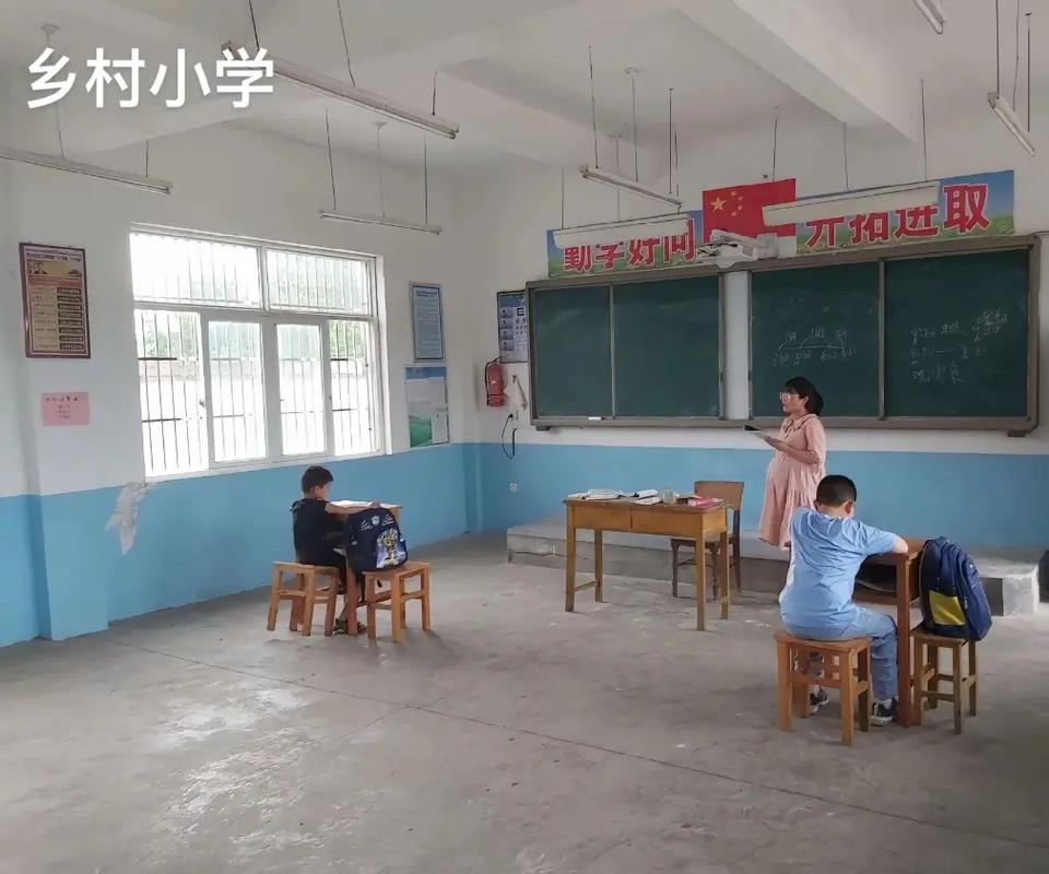 城乡义务教育学校硬件对比场景