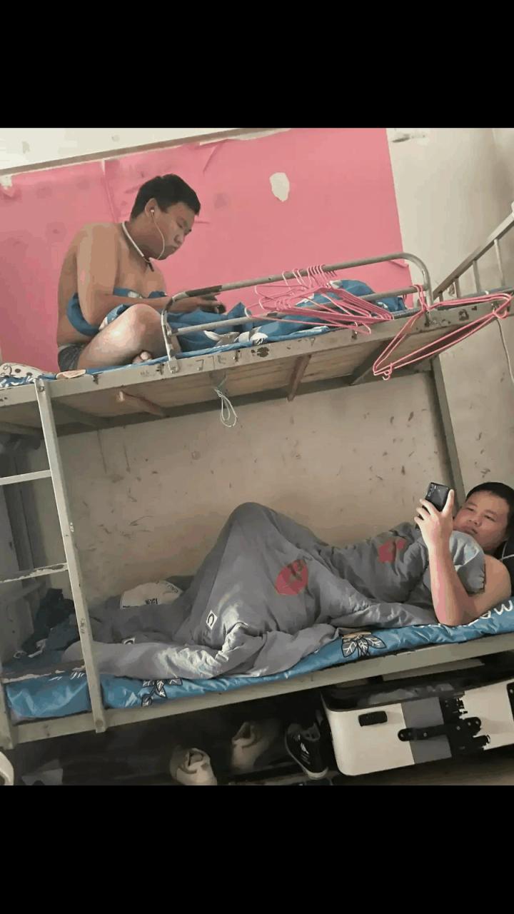 工业厂区员工宿舍孩子玩手机场景