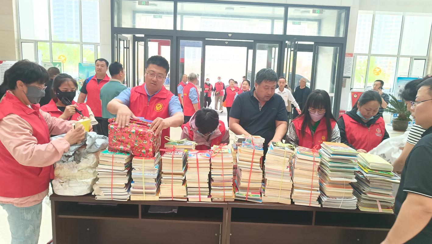 高中学生公益社团捐书整理活动现场