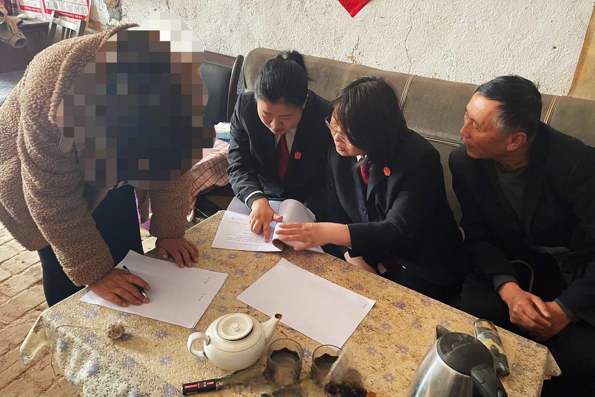 北京拆迁律师在法院门口与当事人交谈