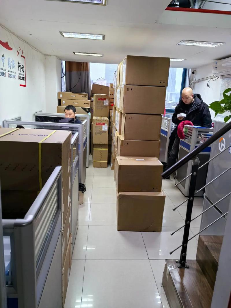 创业公司loft办公室里堆着快递盒的日常场景