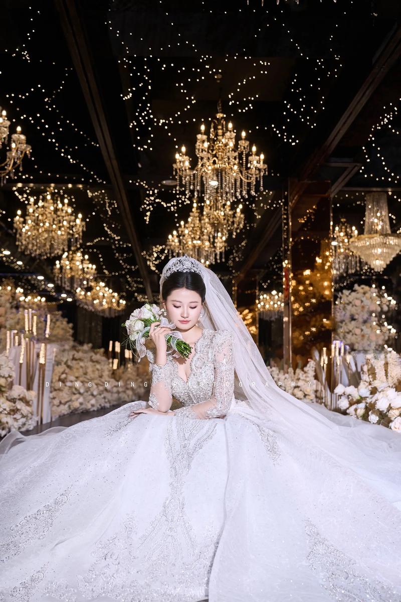 中型婚礼轻婚纱新娘入场瞬间抓拍