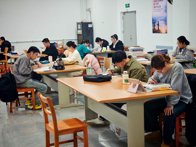 高校图书馆里备考研究生的学生