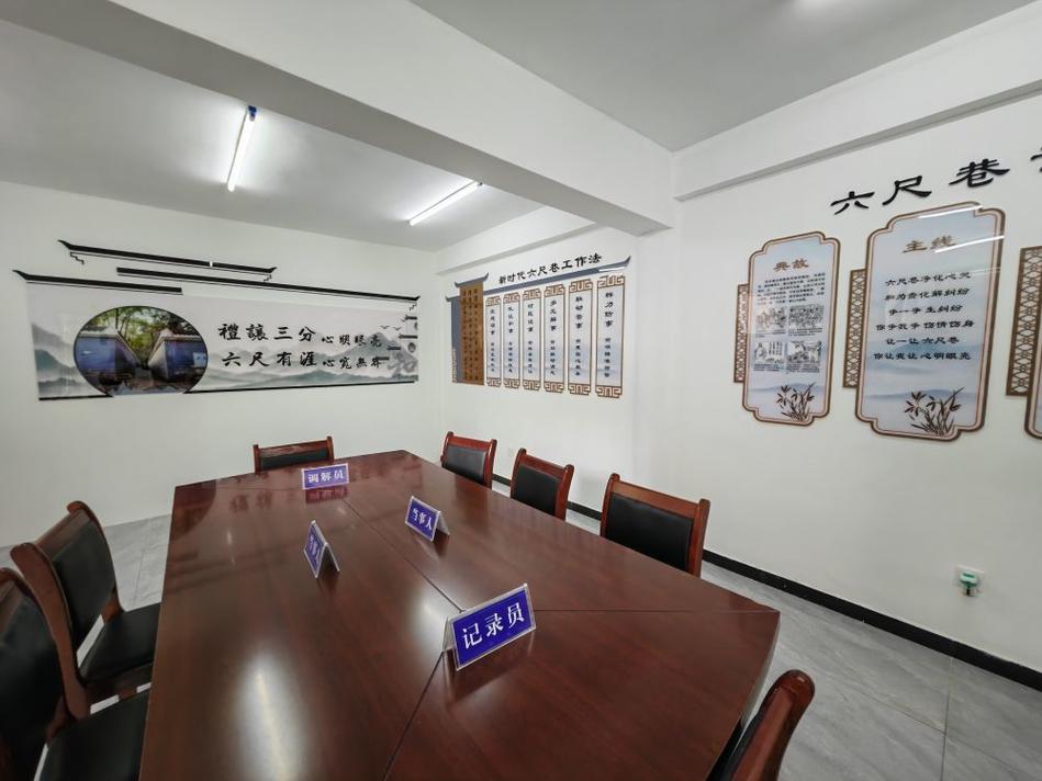 巷口社区调解室老木质办公桌