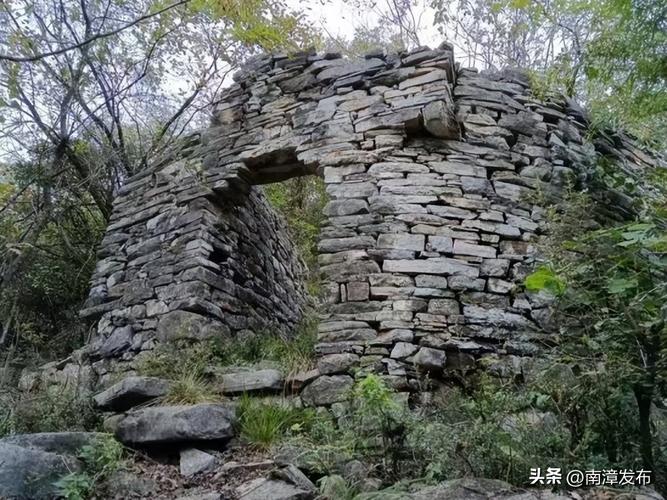 湖北南漳鱼泉河大峡谷沿岸古石板路