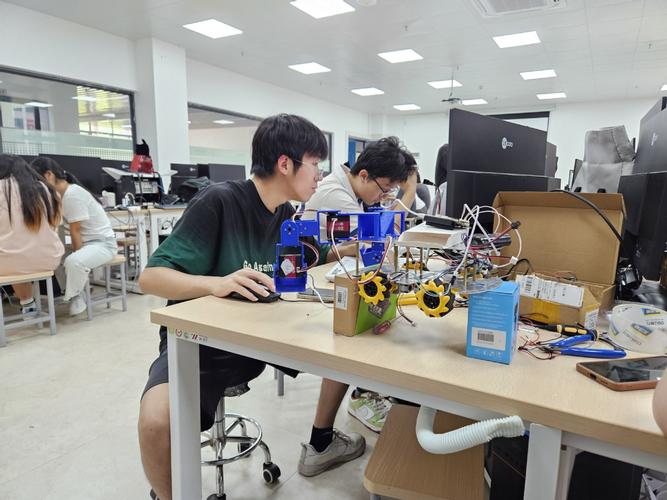高校学生参与共建课程大模型实验现场