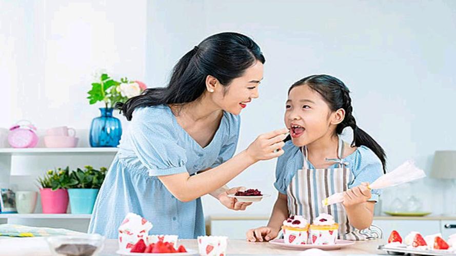 儿童问妈妈能不能吃冰淇淋的客厅场景