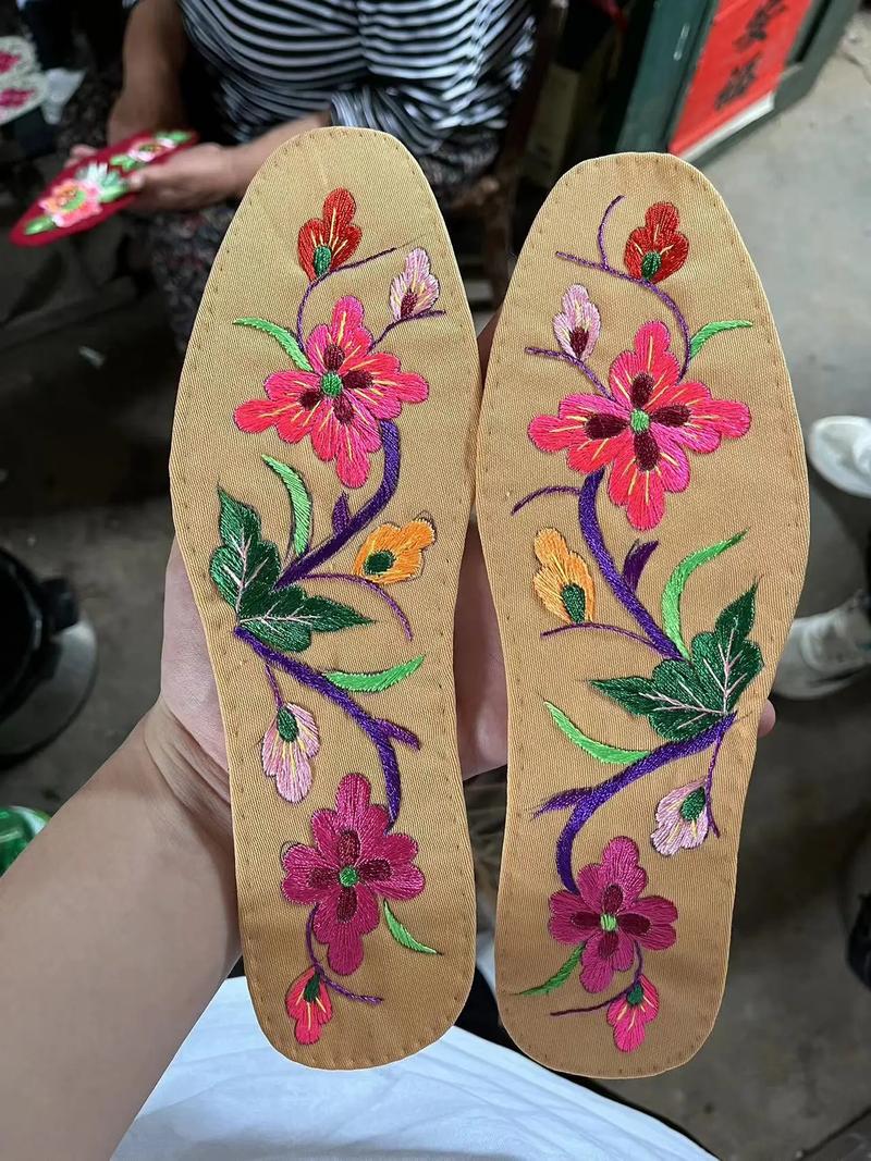 手工纳鞋垫阿姨手机拍短视频直播