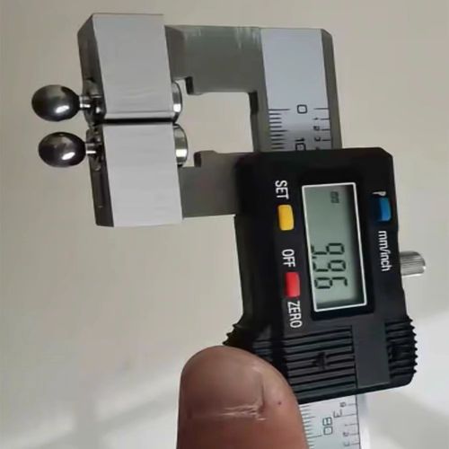 维修师傅游标卡尺测量方向机球头间隙作业图