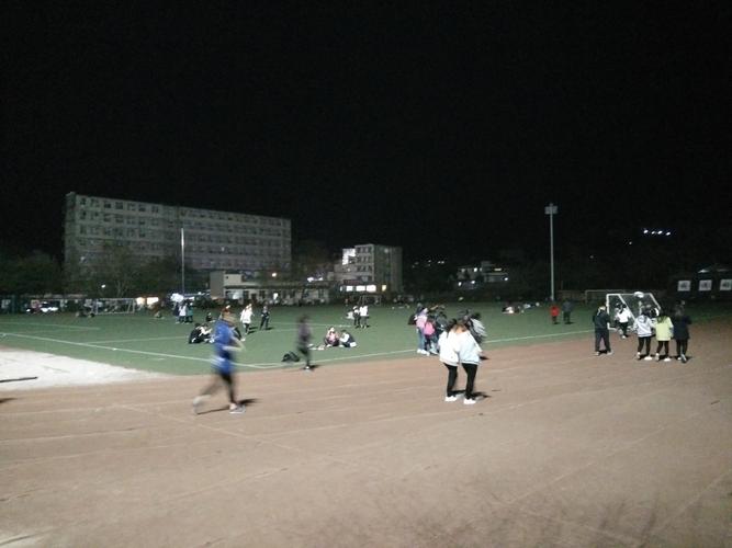 高中生夜晚在操场独自跑步解压