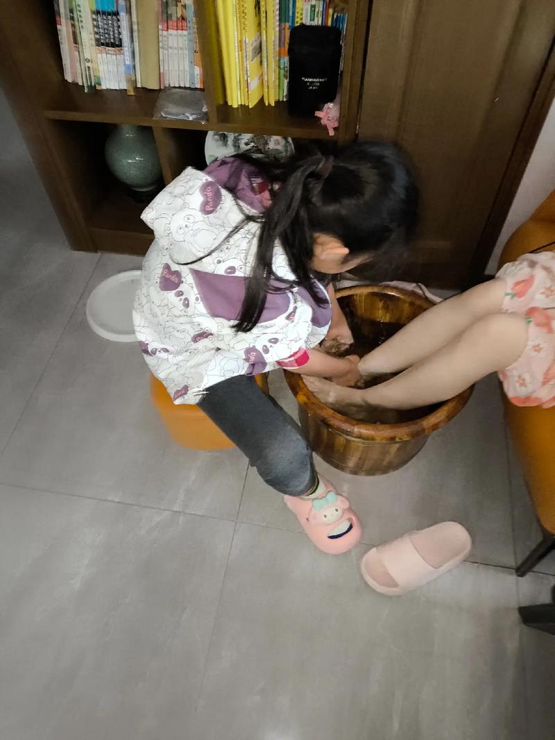 7岁女孩帮妈妈穿袜子场景
