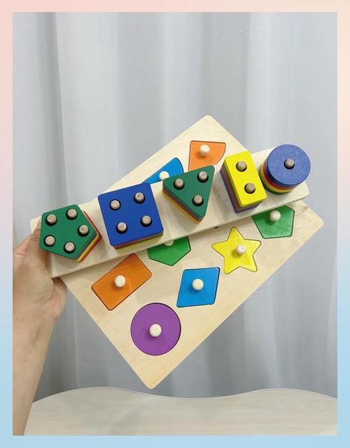 幼儿专注地用手指点数玩具积木