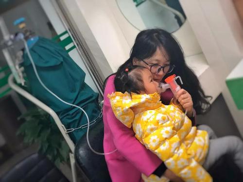 妇幼急诊深夜新手妈妈抱娃等待面诊图