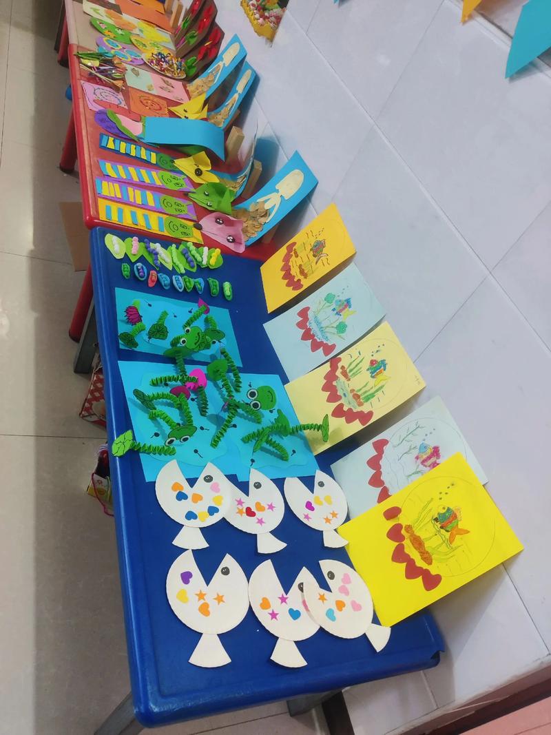 幼儿园家长会老师展示孩子手工作品照片