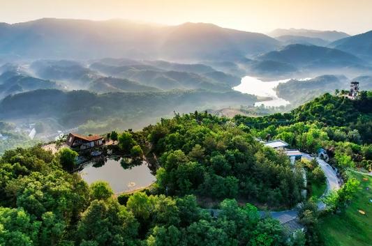 湖北南漳荆山天池春季水面全景