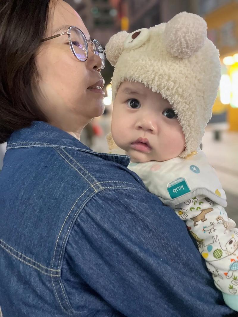 妈妈素颜在家录制播客分享育儿日常