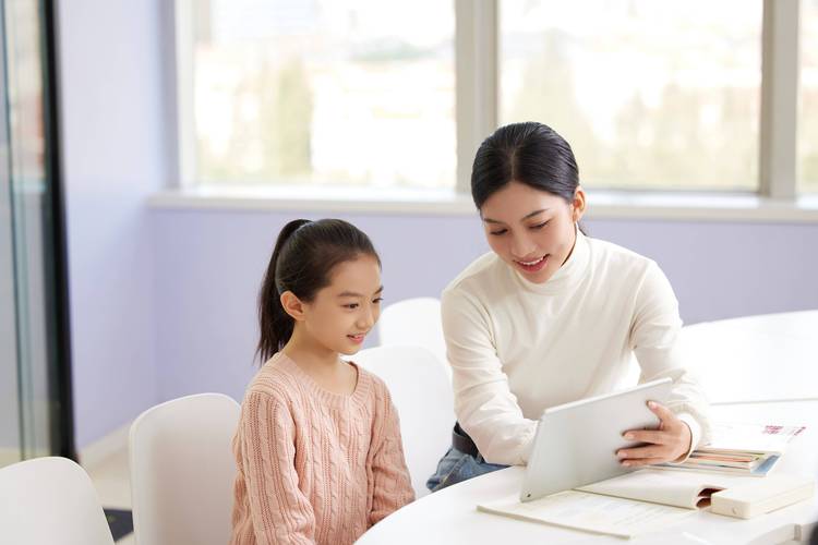资源教室里的老师一对一辅导学生阅读
