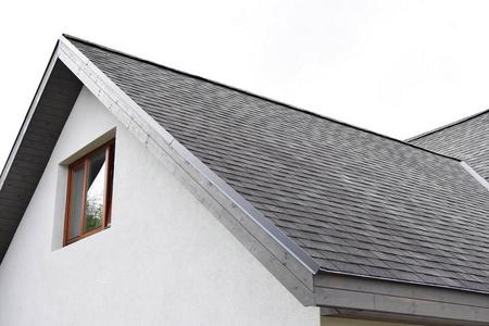 城郊自建房深灰色沥青瓦屋顶全景实拍
