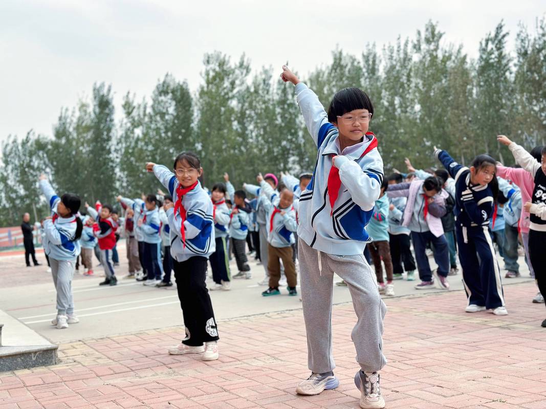 小学课间操超重学生活动场景
