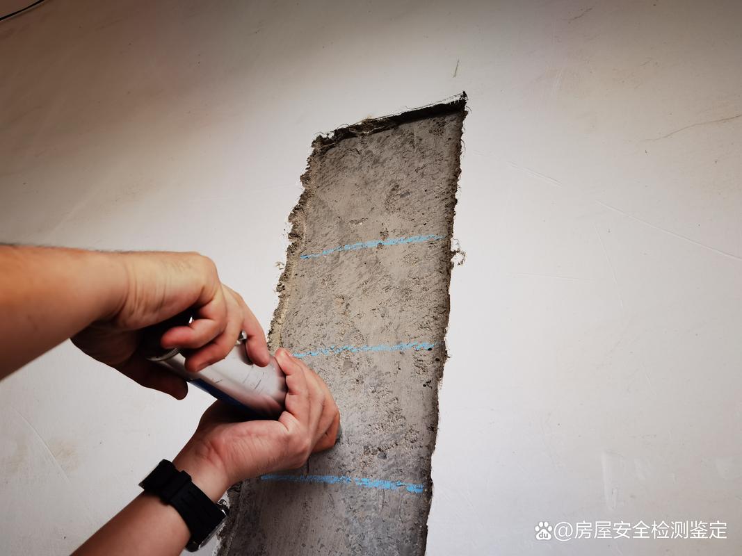 老房翻新刷完加固剂后手摸不掉灰实测