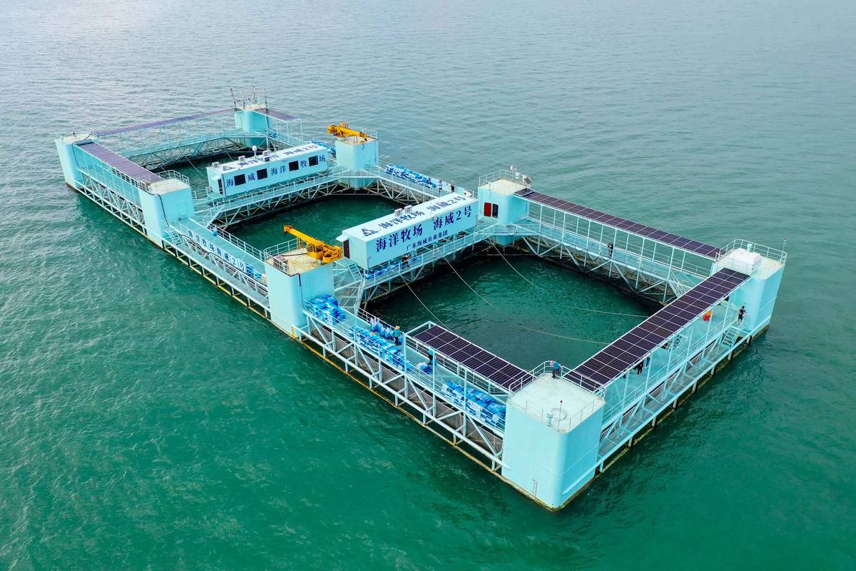 全潜式智能深海养殖网箱海上作业图