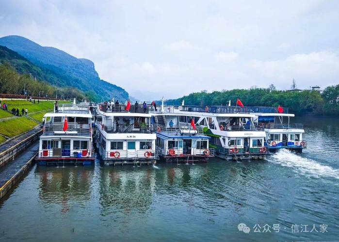 桂林漓江磨盘山码头客运停靠游船