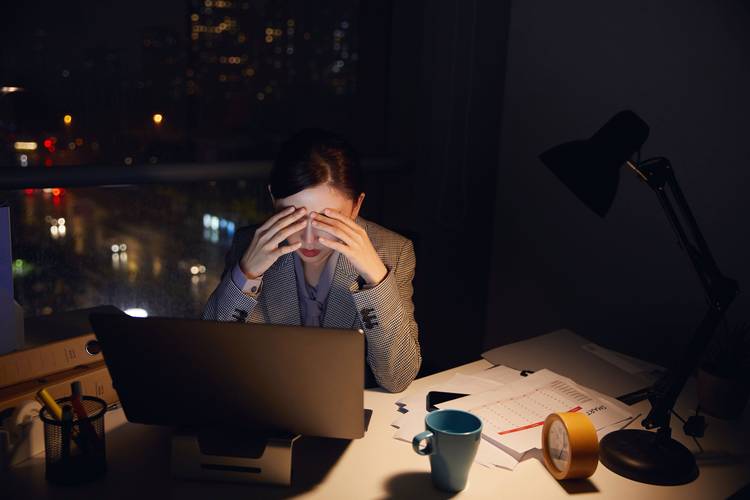 自由职业者深夜加班疲惫翻手机