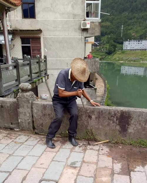 文保石拱桥违规钉痕清理现场