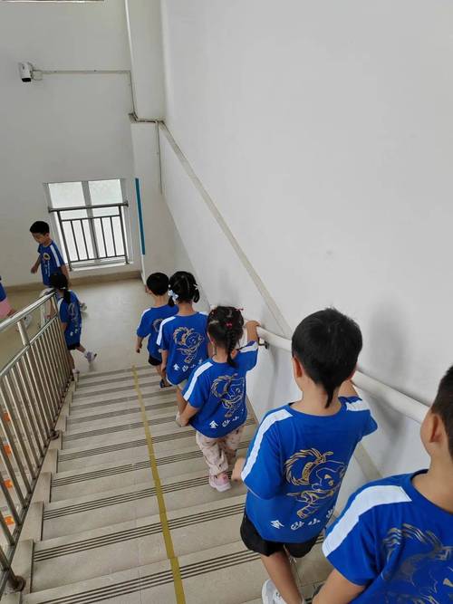 小学班主任课间维持秩序走廊场景