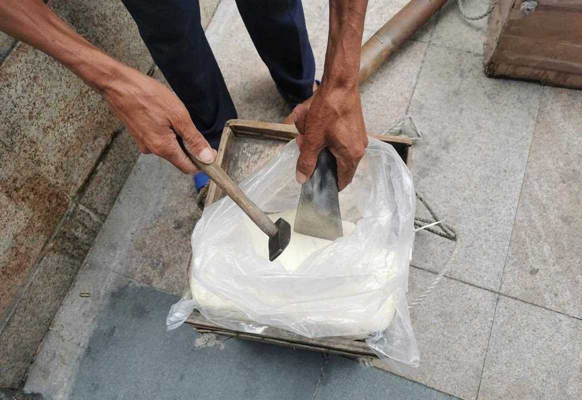 工业车间工人放糖的旧工具包实拍