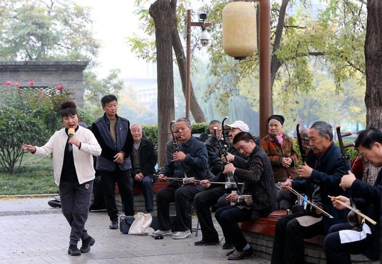 西安安定门瓮城墙根秦腔自乐班演唱场景