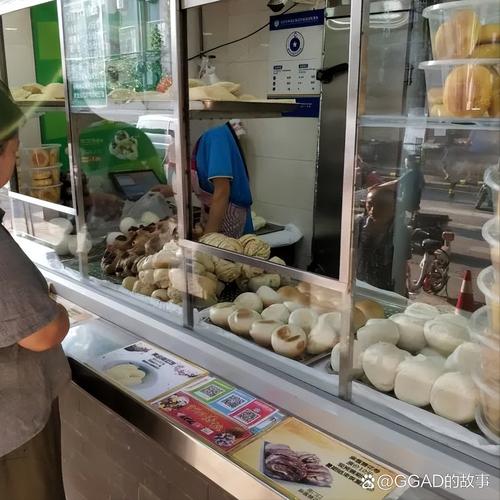 街头副食店柜台放着馒头和零钱的场景