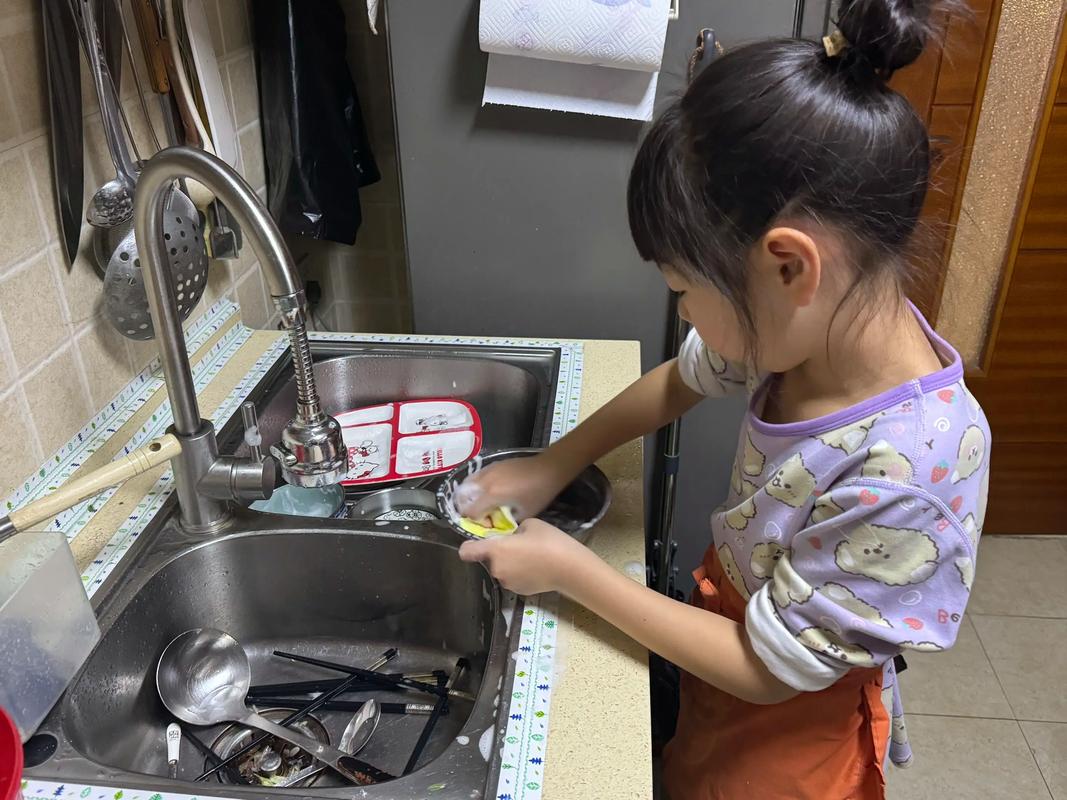 孩子在家洗碗劳动实践细节