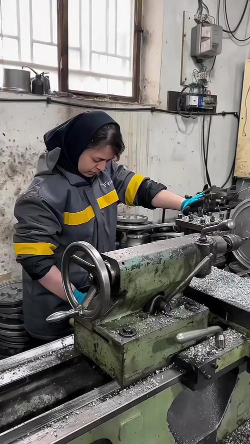 工人佩戴防护镜和手套操作车床的标准示范