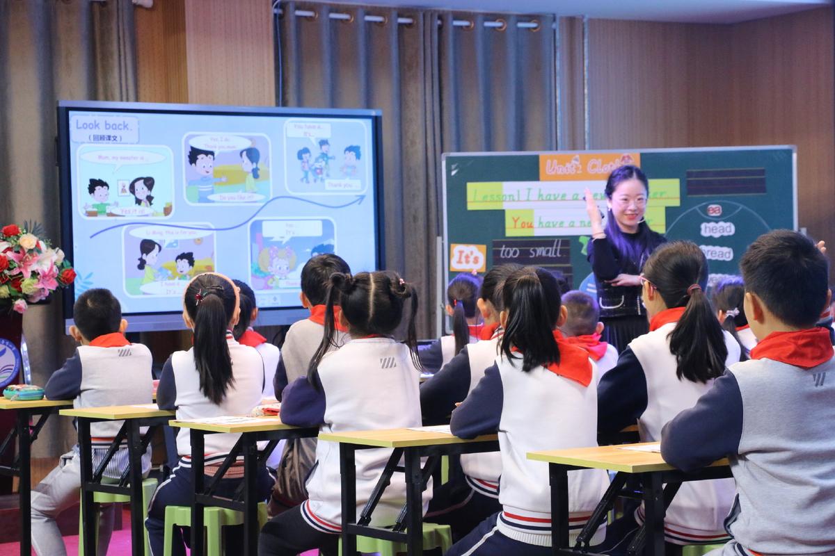 小学教师集体研读课程标准照片