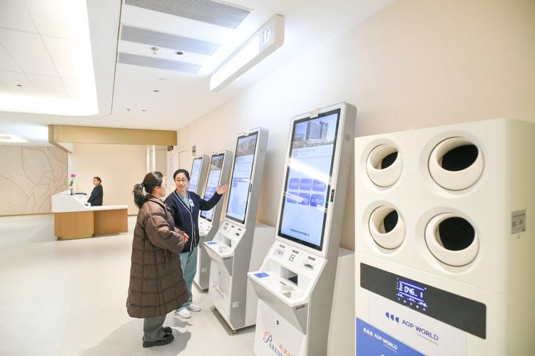 医院老年专用挂号机人文设计实拍