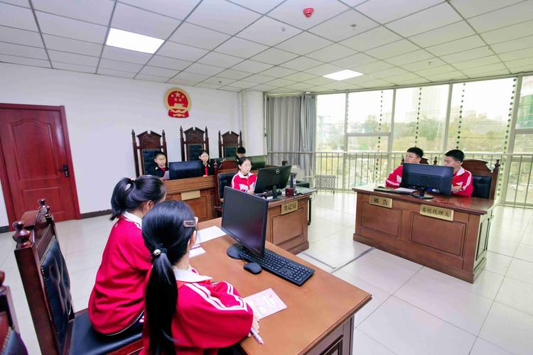 模拟法庭学生认真辩论场景