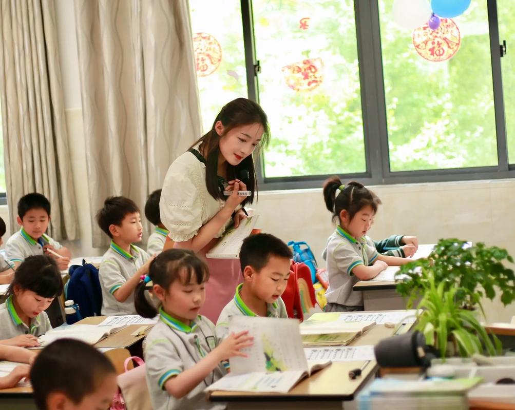 老师在教室里给学生讲故事的场景