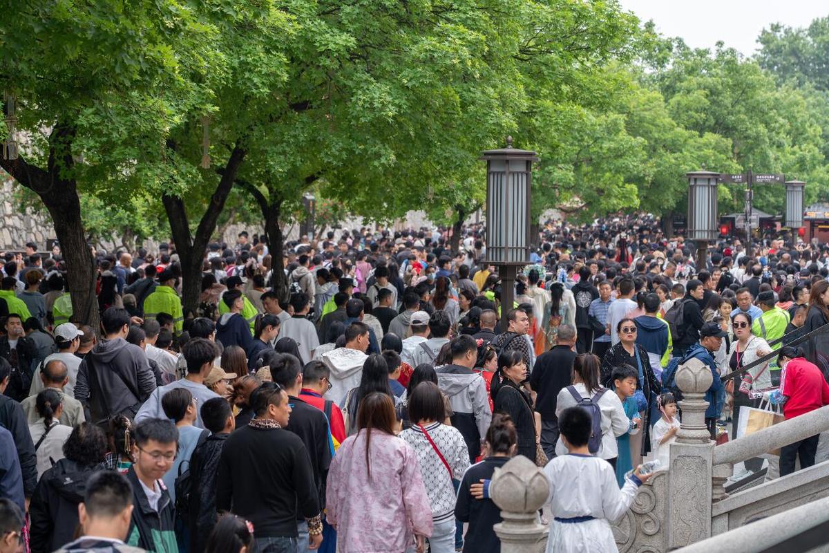 节假日景区人潮拥挤