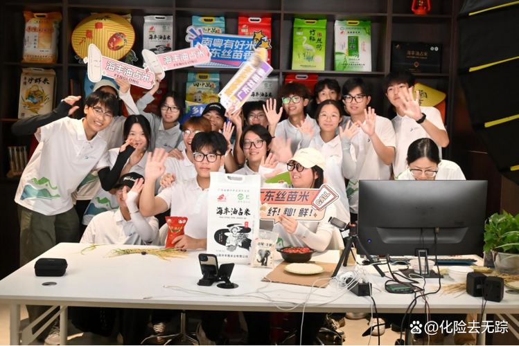 95后00后毕业生新媒体创业摆摊合影