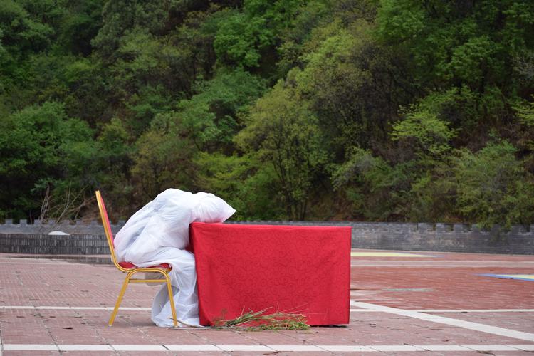 背包客在神社石阶发呆