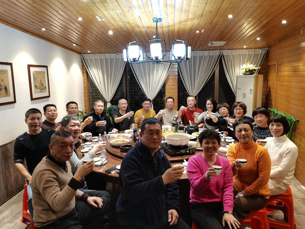同学聚会中年人餐厅畅谈